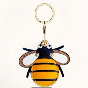 Adorable Bee NWT Faux Leather Bag Charm/Keychain Holder Compatible with AirTag